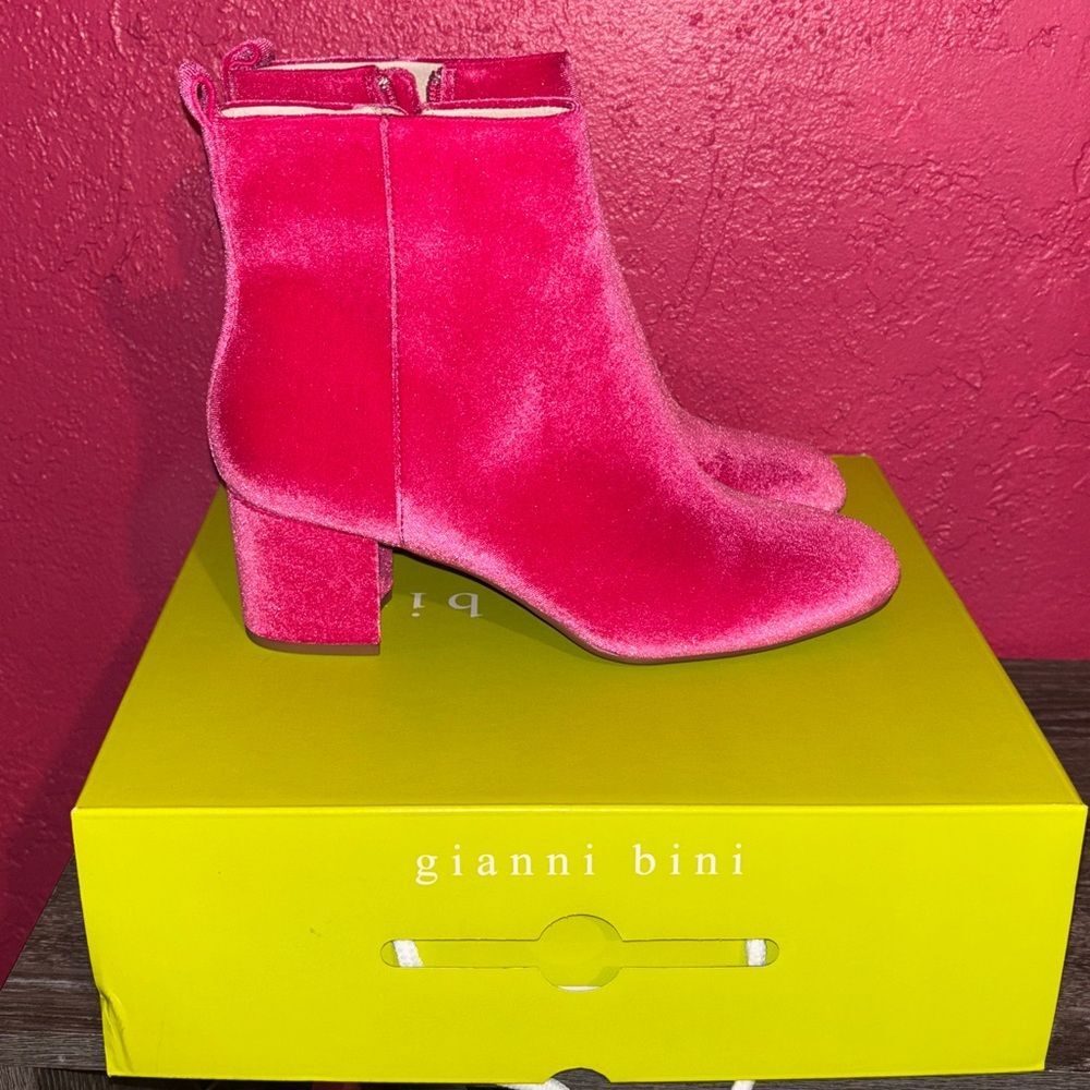 New. Never worn Gianni Bini Jaydedennntwo Fuchsia Velvet Ankle Booties. Sz 8